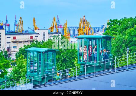 ODESSA, UKRAINE - 18. Juni 2021: Die Kabinen der Odessa Funicular, die den Hügel hinauf und hinunter fährt und den Primorsky Boulevard mit dem Odessa Sea Port verbindet, Stockfoto