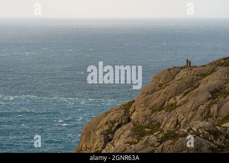 ÅNA-SIRA, NORWEGEN - SEPTEMBER 08. Zwei Personen stehen auf der Klippe am Berg Brufjell. Stockfoto