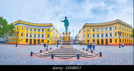 Panorama des Primorskiy Boulevard mit dem Bronzestatue des Duc de Richelieu, mit historischen Gebäuden im Hintergrund, Odessa, Ukraine Stockfoto