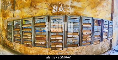 ODESSA, UKRAINE - 18. Juni 2021: Panorama der alten Hauswand mit kaputten verstaubten Vintage-Briefkästen mit Wohnungsnummern und Familie nam Stockfoto