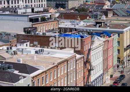 NEW ORLEANS, LA, USA - 26. September 2021: Luftaufnahme der Dächer im French Quarter mit einigen blauen Planen, die die Dächer des Hurritans Ida beschädigt hatten Stockfoto