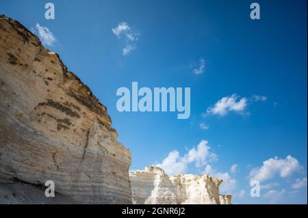 In die Felswand von Monument Rocks im ländlichen Kansas, USA, integrierte Schlammhäuser von Cliff Swallow Stockfoto