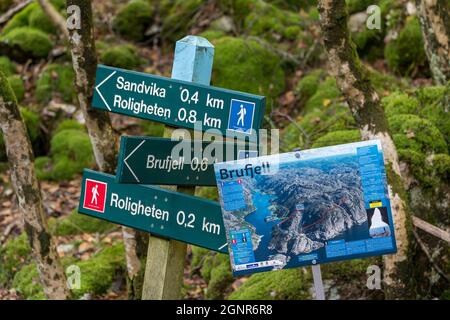 ÅNA-SIRA, NORWEGEN - SEPTEMBER 08. Wanderwege und Karteninformationen zum Berg Brufjell. Stockfoto