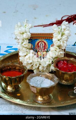 Religiöse Opfergaben für die Hindu-Zeremonie von Puja. Lord Ganesh Elefantengott. Dubai. Vereinigte Arabische Emirate. Stockfoto