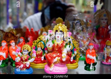 Religiöse hinduistische gottesstatuen zum Verkauf im Spiritual Shop. Dubai. Vereinigte Arabische Emirate. Stockfoto