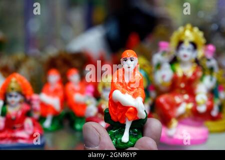 Religiöse hinduistische gottesstatuen zum Verkauf im Spiritual Shop. Figur des indischen spirituellen Meisters Shirdi Sai Baba. Dubai. Vereinigte Arabische Emirate. Stockfoto