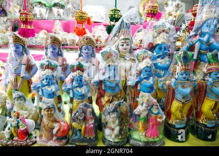 Religiöse hinduistische gottesstatuen zum Verkauf im Spiritual Shop. Dubai. Vereinigte Arabische Emirate. Stockfoto