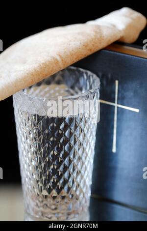 Brot, Glas Wasser und Bibel während der Fastenzeit. Eine feierliche religiöse Befolgung, die am Aschermittwoch beginnt. Stockfoto