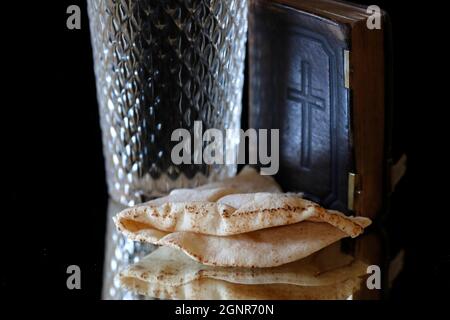 Brot, Glas Wasser und Bibel während der Fastenzeit. Eine feierliche religiöse Befolgung, die am Aschermittwoch beginnt. Stockfoto