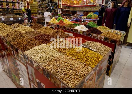 Arabische Nüsse, Samen und Trockenfrüchte werden in einem Geschäft im Gewürzsouk in Deira ausgestellt. Dubai. Vereinigte Arabische Emirate. Stockfoto