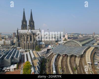 Drohnenblick auf den Dom und den Bahnhof von Köln auf Deutschland Stockfoto