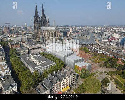 Drohnenblick auf den Dom und den Bahnhof von Köln auf Deutschland Stockfoto