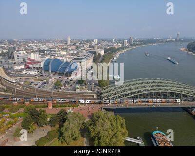 Drohnenansicht auf Bahnhof und Brücke von Köln auf Deutschland Stockfoto