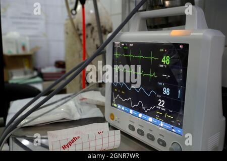 Afrikanisches Krankenhaus. Chirurgischer Herzfrequenzsensor. Benin. Stockfoto