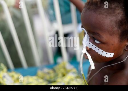 Afrikanisches Krankenhaus. Pädiatrische Station. Kind auf der Intensivstation. Benin. Stockfoto