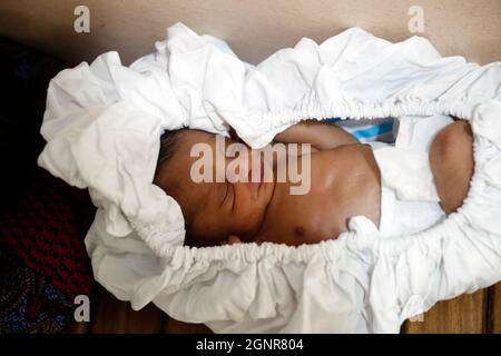 Afrikanisches Krankenhaus. Entbindungsstation. Neugeborenes Frühgeborenes. Benin. Stockfoto