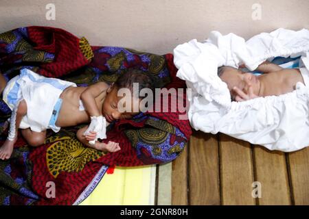 Afrikanisches Krankenhaus. Entbindungsstation. Neugeborenes Frühgeborenes. Benin. Stockfoto