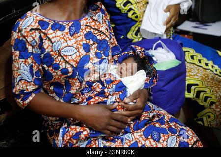 Afrikanisches Krankenhaus. Entbindungsstation. Neugeborenes Frühgeborenes. Benin. Stockfoto