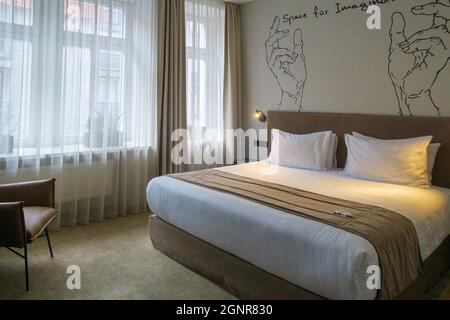 VILNIUS, LITAUEN – 2020. MÄRZ 05. Gemütliches Schlafzimmer mit weißen Vorhängen. Stockfoto