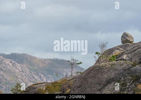 ÅNA-SIRA, NORWEGEN - SEPTEMBER 08. Großer Felsen in der Nähe der Klippe und des Brufjell-Berges. Stockfoto