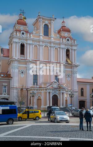 VILNIUS, LITAUEN – 2020. MÄRZ 06. Die Kirche St. Casimir in der Altstadt von Vilnius. Eine von vielen schönen Architekturkirchen der historischen Stadt. Stockfoto