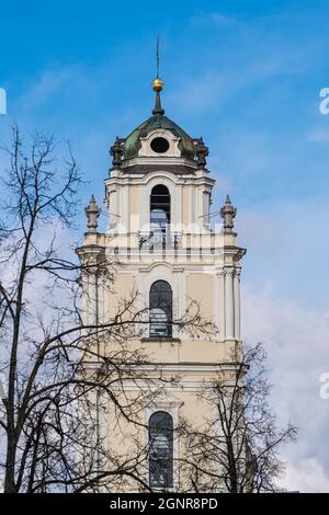 VILNIUS, LITAUEN - 2020. MÄRZ 06. Eine von vielen Kirchen in der Hauptstadt Litauens Stockfoto