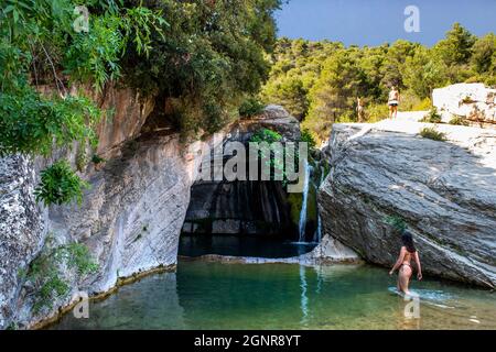 Toll de l'olla natürliche Quellwasserbecken und Wasserfälle am Fluss Brugent in den Bergen von Farena Prades Alt Camp Tarragona Spanien. Stockfoto