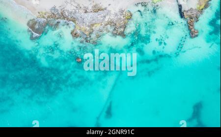 Luftaufnahme von Sandstrand und Meer mit kleinen Wellen in Cancun, Mexiko. Draufsicht von der Drohne. Playa Caracol an der Riviera Maya in Quintana Roo Stockfoto