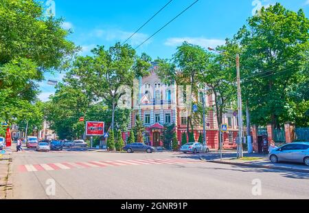 ODESSA, UKRAINE - 18. Juni 2021: Die Fassade der Odessa State University of Internal Affairs, in der Uspenskaya Street und umgeben von üppigen Bäumen, Stockfoto