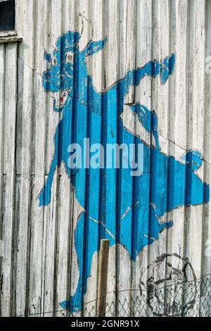 ÅNA-SIRA, NORWEGEN - SEPTEMBER 08. Lustige blaue Kuh Zeichnung auf dem verlassenen Haus. Stockfoto