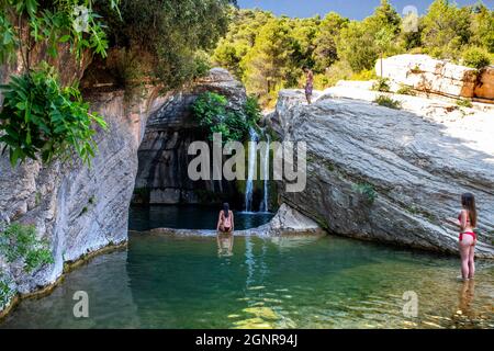 Toll de l'olla natürliche Quellwasserbecken und Wasserfälle am Fluss Brugent in den Bergen von Farena Prades Alt Camp Tarragona Spanien. Stockfoto