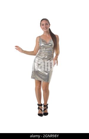 In voller Länge Fashion Portrait einer attraktiven jungen Frau tanzen in silbernem Kleid und High Heels isoliert auf weißem Studio Hintergrund Stockfoto