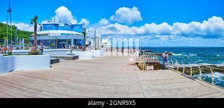 ODESSA, UKRAINE - 18. Juni 2021: Panorama des Langeron Pier mit breiter Promenade, Springbrunnen, modernem Delfinarium-Gebäude und Küstencafé in Backgr Stockfoto