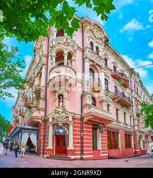 ODESSA, UKRAINE - 18. JUNI 2021: Das kunstvolle Erker-Fenster des Hotels Bristol (ehemaliges Hotel Krasnaya) schmückt seine Ecke am 18. Juni in Odessa Stockfoto