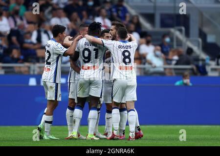 Ruslan Malinovskyj von Atalanta BC feiert nach dem ersten Tor seines Teams mit Teamkollegen während der Serie Ein Spiel zwischen FC Internazionale und Atalanta BC im Stadio Giuseppe Meazza . Stockfoto