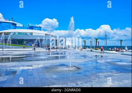 ODESSA, UKRAINE - 18. JUNI 2021: Das moderne Delfinarium Nemo und die Brunnen am Langeron Pier, am 18. Juni in Odessa Stockfoto