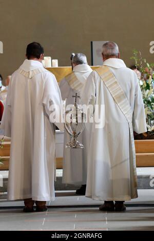 Saint Maurice Kirche. Kardonnerstag. Chrisam Mass. Annecy. Frankreich. Stockfoto