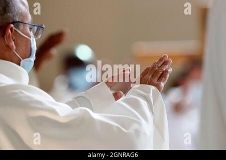 Saint Maurice Kirche. Kardonnerstag. Chrisam Mass. Weihe. Nahaufnahme vor Ort. Annecy. Frankreich. Stockfoto