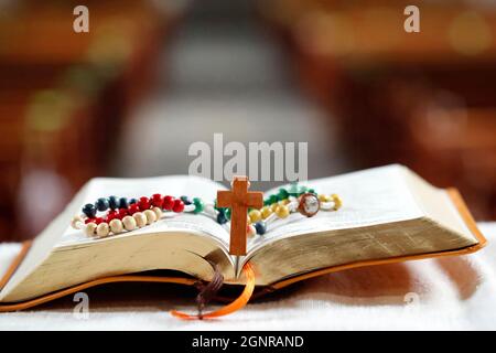 Rosenkranz und offene bibel auf Altar. Katholische Kirche. Frankreich. Stockfoto