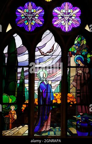 Basilika Saint Francois de Sales. Buntglasfenster. Die Heimsuchung ist der Besuch der seligen Jungfrau Maria, die mit Jesus schwanger war, in St. Eliza Stockfoto