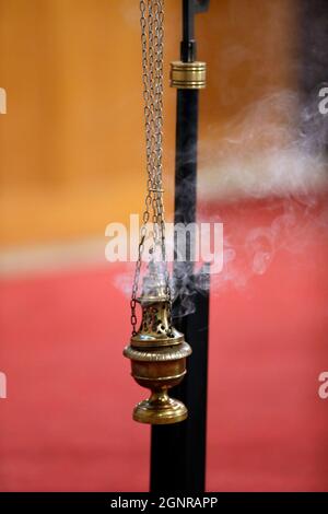 Eine einzige Kette, die für Encens geeignet ist. Katholische Kirche. Thonon. Frankreich. Stockfoto