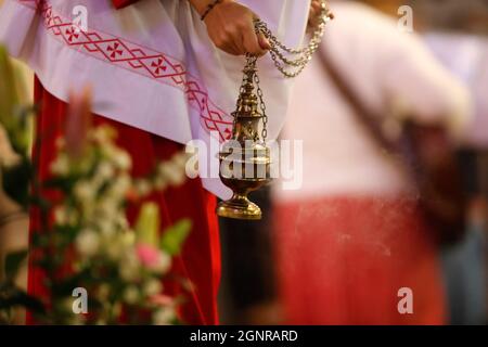 Basilika Saint Francois de Sales. Thurifier schwingt das Thurible. Katholische Messe. Thonon. Frankreich. Stockfoto