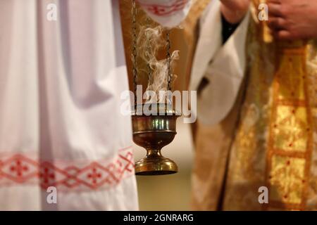 Basilika Saint Francois de Sales. Eine einzige Kette, die für Encens geeignet ist. Katholische Messe. Thonon. Frankreich. Stockfoto