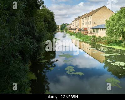 Neue Häuser am Ufer des Flusses Welland in Stamford, England. Stockfoto