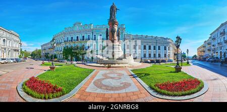 ODESSA, UKRAINE - 18. Juni 2021: Panorama des Jekaterininskaya-Platzes mit atemberaubendem Denkmal für die Gründer von Odessa, Monogramm von Katharina II. Und Histor Stockfoto