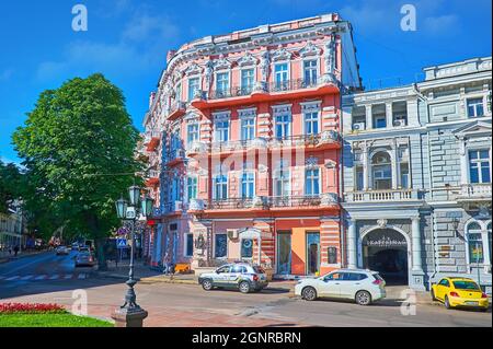 ODESSA, UKRAINE - 18. Juni 2021: Das beeindruckende historische Alexandru Sturdza-Haus mit Stuckverzierungen und Skulpturen auf dem Jekaterinskaya-Platz (Katharineplatz Stockfoto