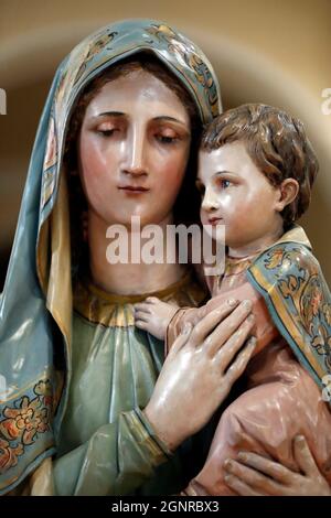 St. James der Apostel Kirche. Jungfrau Maria und Kind Statue. Stockfoto