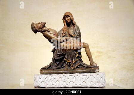 Patriarchalbasilika von Aquileia. Pieta. Die Jungfrau Maria, die den toten Leib Jesu umrabelt, nachdem sein Leib vom Kreuz entfernt wurde. Italien. Stockfoto