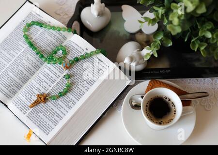 Öffnen Sie die Heilige bibel und eine Tasse Kaffee. Religion zu Hause. Glaube und Spiritualität. Stockfoto