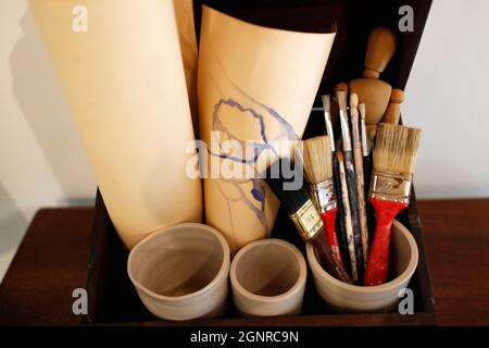 Künstlerfarbe pinseln im Behälter auf einem Arbeitstisch. Genua. Italien. Stockfoto